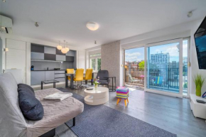 Silver Apartment With Hot Tub And Balcony - Happy Rentals